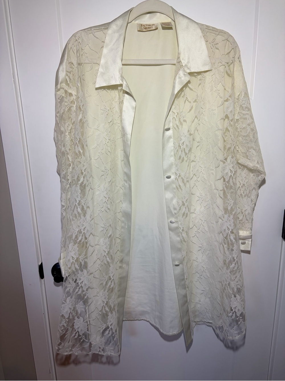 RARE VINTAGE Victoria's Secret Gold Label Cream Satin Button-Up Robe - Picture 3 of 6